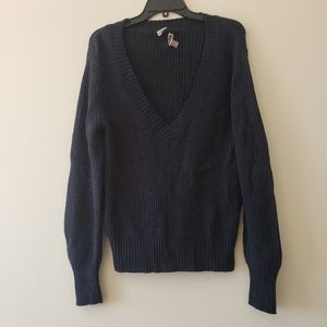 Chelsea 28 blue v neck knit sweater M